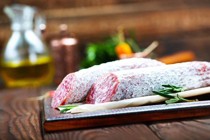Ziegenfleisch kann man kochen, braten oder zu Wurst verarbeiten.